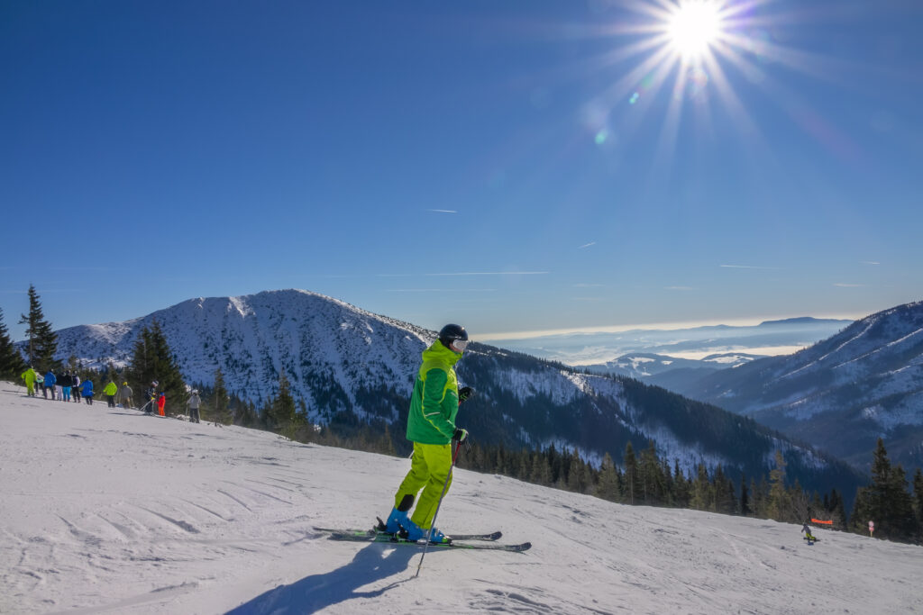 Practicar esquí y snowboard ofrece numerosos beneficios