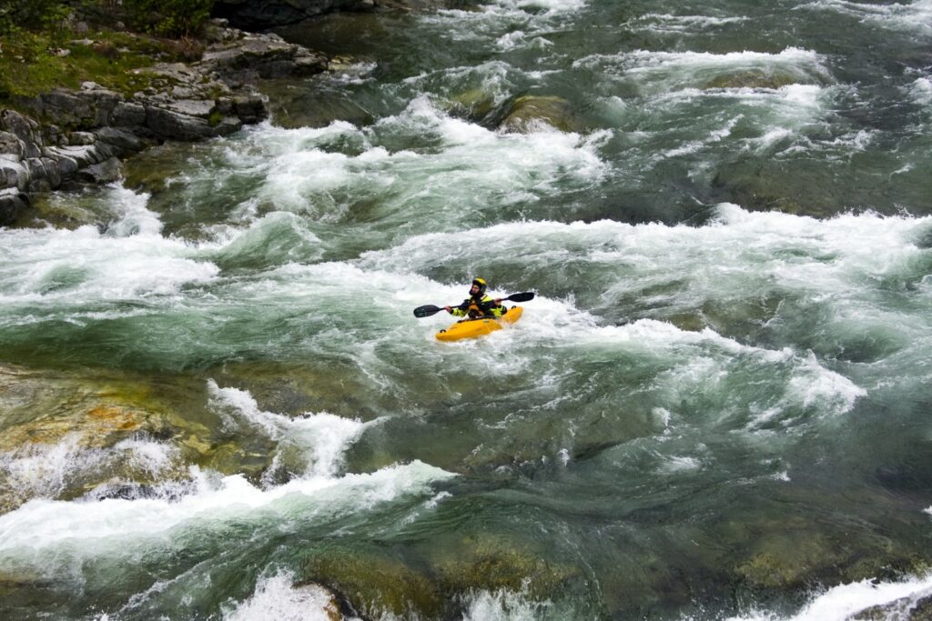 El rafting consiste en desafiar las zonas de rápidos de un río con una balsa