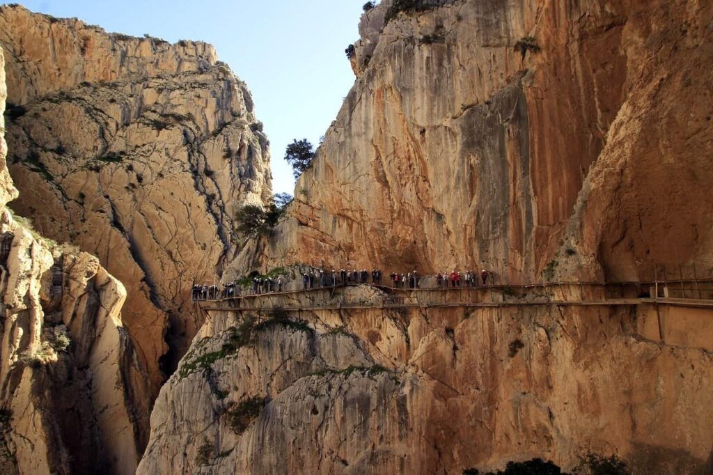 El Caminito del Rey, en Málaga, es una ruta de senderismo que cuenta con un puente colgante a más de 100 metros de altura